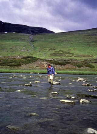 <span lang="en">With knee-boats shallow watercourses can easily be crossed. From walk Katterat-Abisko 1988</span>