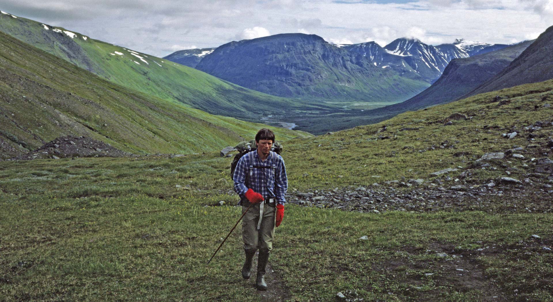 <span lang="en">Me in Alkavagge, with Låddepakte and the Rapa Valley in the background. From walk through Sarek 1987</span>