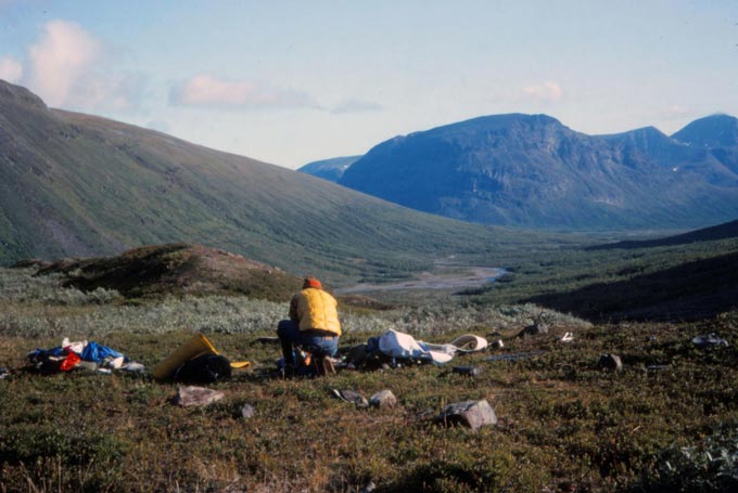 I Sarvesvagge, vid foten av Nåitevagge och Lullihavagge, finns en bra tältplats. Låddepakte i bakgrunden (1981)