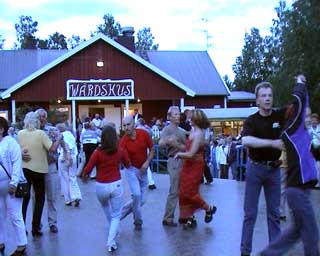 Myggsafari - dansbanan kommer - på Seskarö 2004-07-11