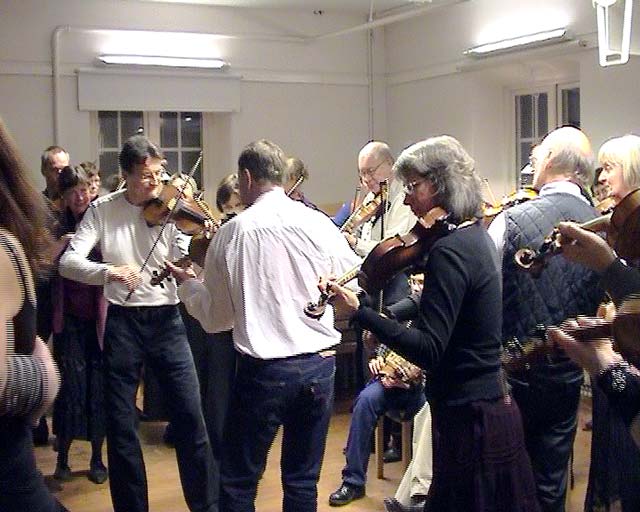 Faluns spelmanslag spelar till dans på Skeppis