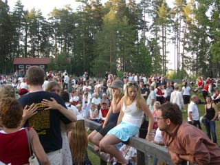 Vid dansbanan på Delsbo Spelmansstämma 2006