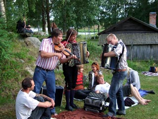 Musicians playing at Bjuråker Forngård 2007