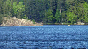 Utsikt mot rastplatsen vid Stensjön sett från motsatt strand