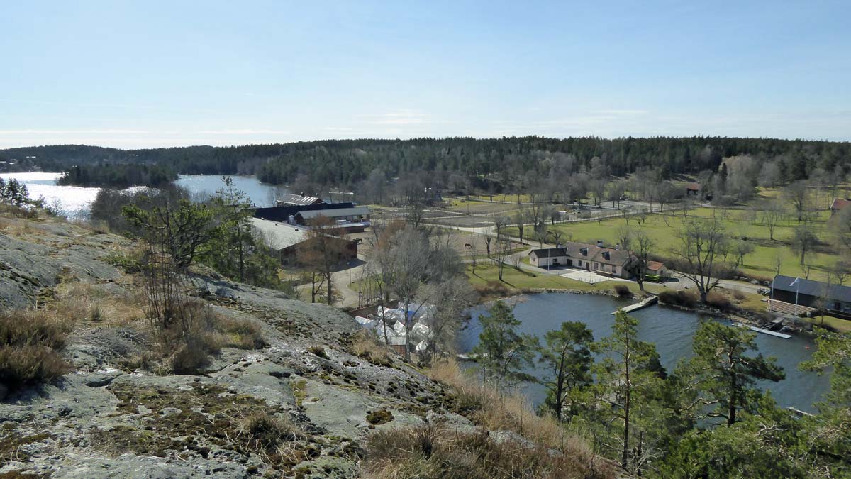 Utsikt över Velamsunds gård (från vandring Boo-Ålstäket 2015-04-07)