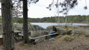 Rastplats vid Lilla Acksjön (från vandring Lill-Ahl-Ronna 2015-04-09)