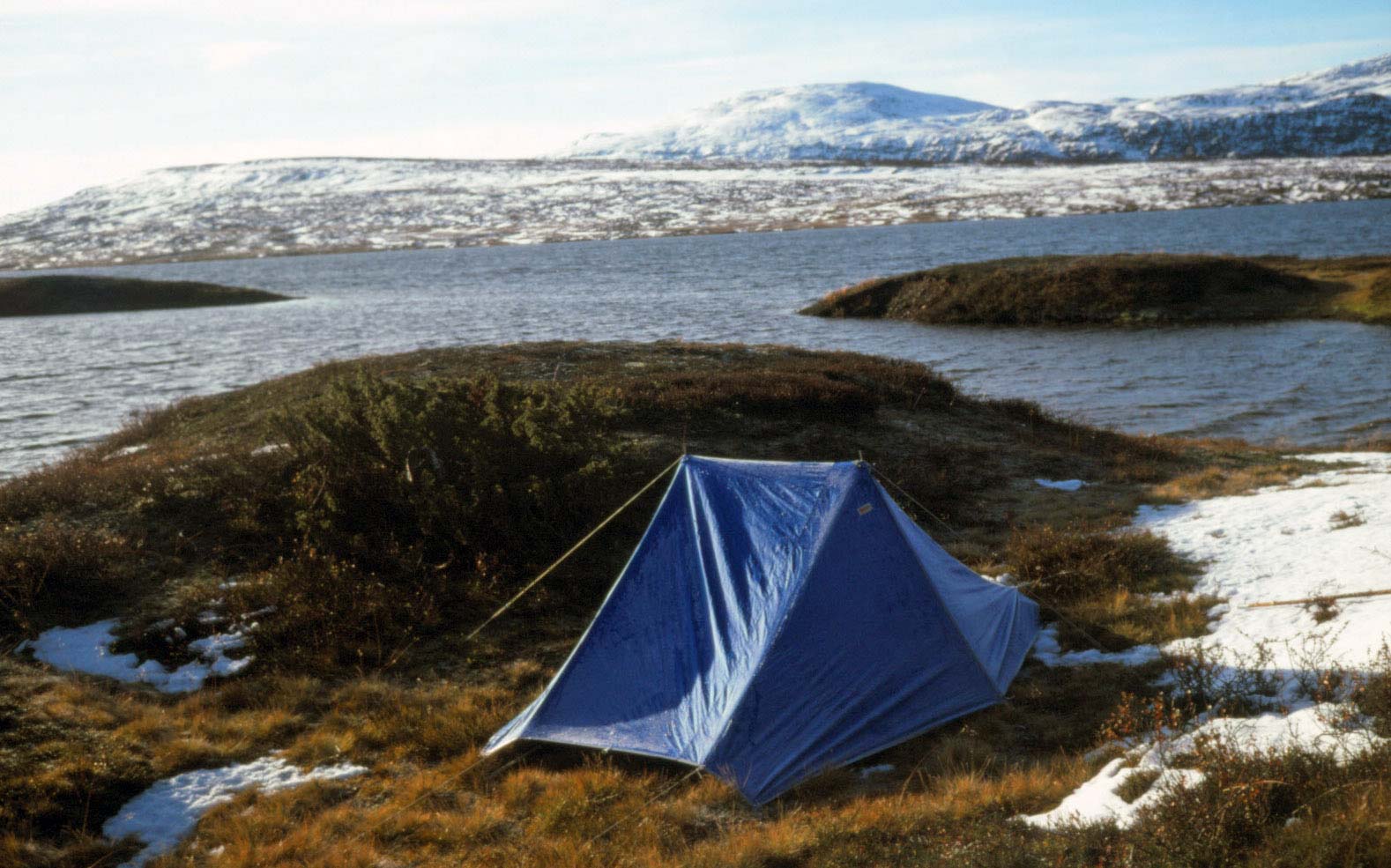 Tältet Fjällräven original använde vi under många år, vikt 2,4 kg. Från vandring från Gudå i Norge oktober 1975.