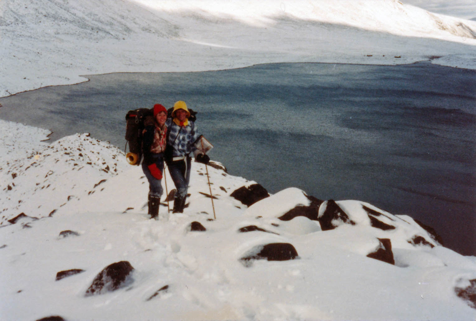 Jag och Ellika på väg ner till Tarfala vid sidan av glaciären, Tarfalastugorna skymtar i bakgrunden.
	Punktvis låg snödrivorna nästan midjedjupa ovanför glaciären. Taget cirka 10:e september 1982