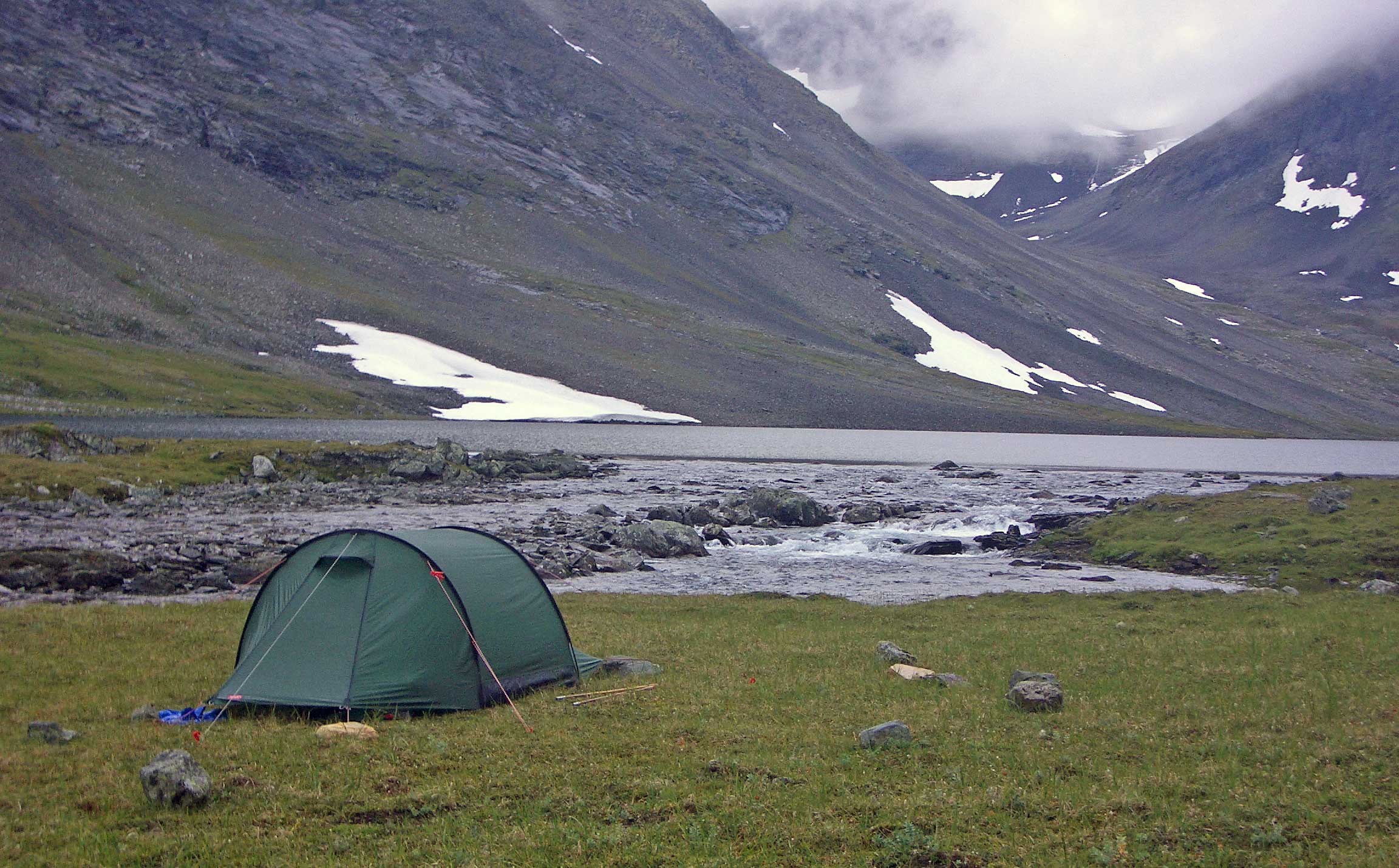 Precis nedanför utloppet från Lulep Njåtjosjaure finns en bra tältplats