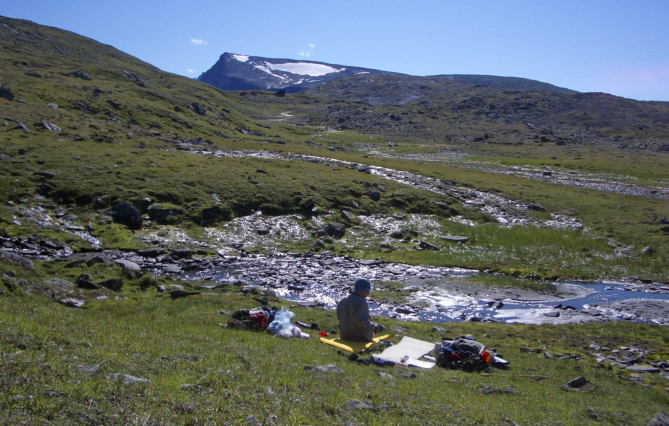 Lunchpaus på den plats där man viker av åt vänster upp mot vattendelaren till Njåtjosvagge (2006)