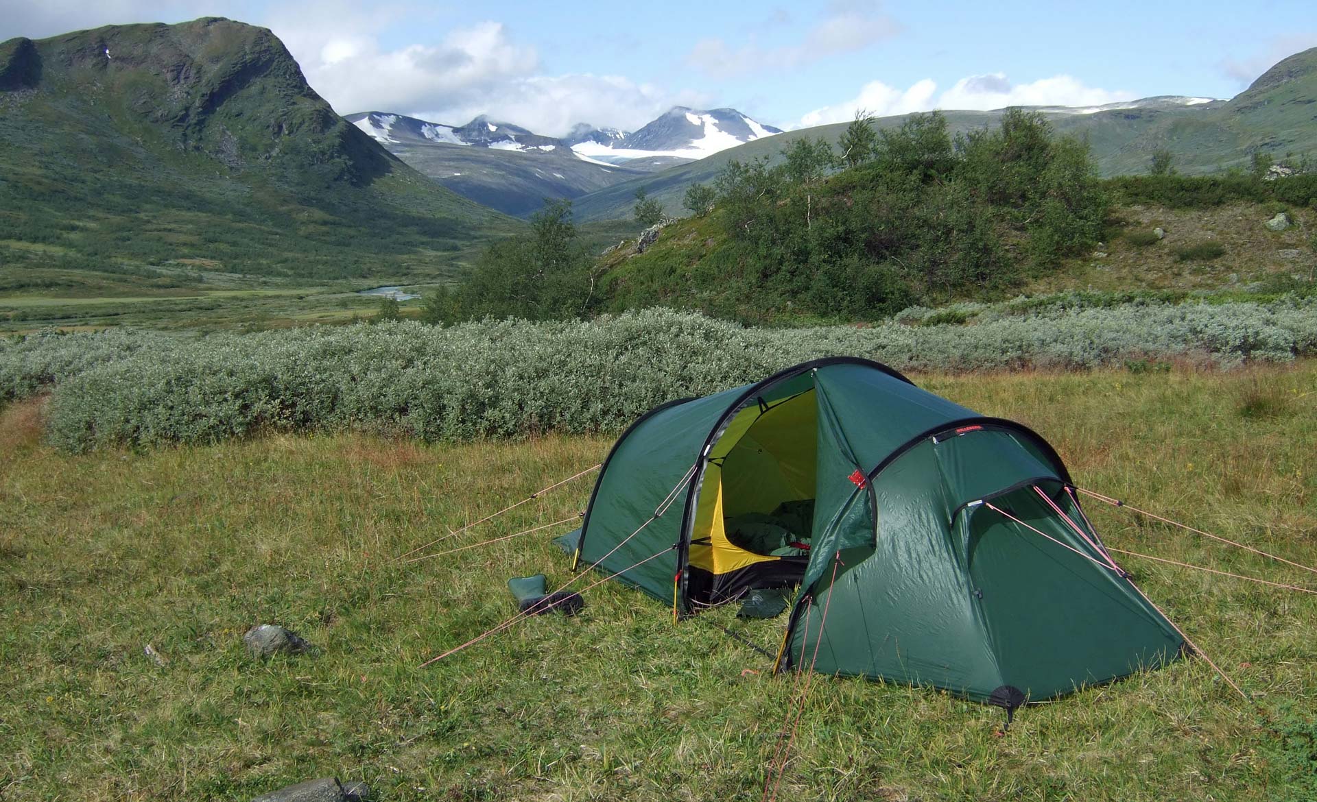 Vårt nuvarande tält Nallo, med större absid, väger ca 2,6 kg. Njåtjosvagge 2009