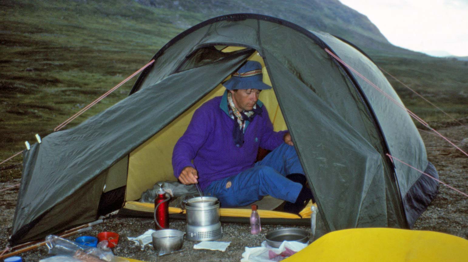 Trangiaköket med fotogenbrännare. Från fjällvandring Treriksröset-Torneträsk 1993.