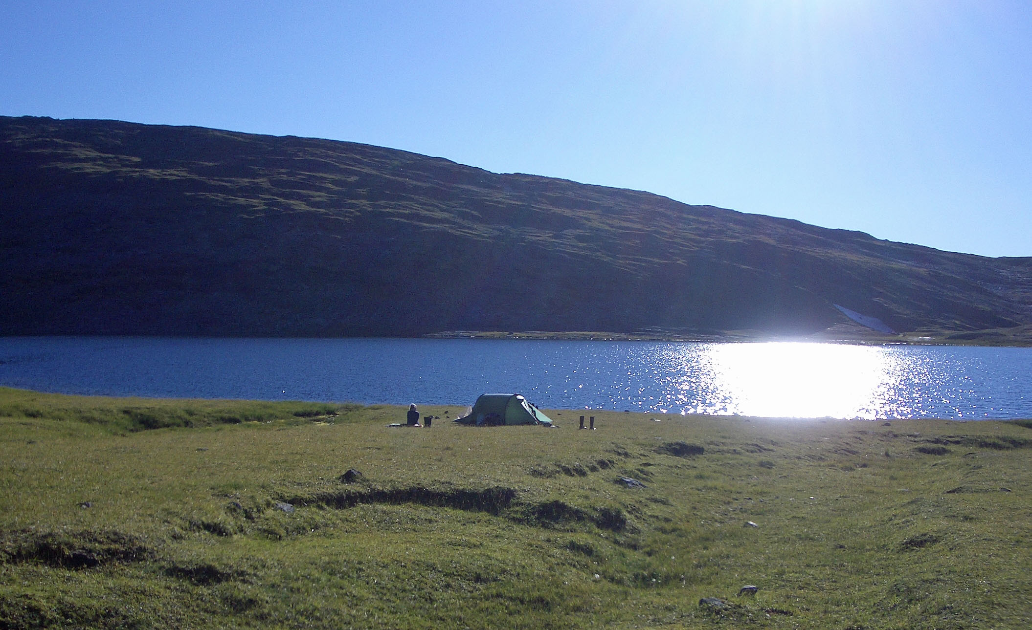 En bra tältplats finns vid denna sjö före vattendelaren mot Njåtjosvagge (2006)