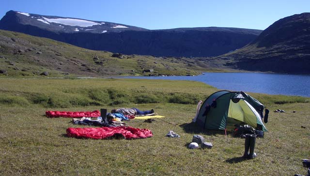 Fjälltältet Nallo vägde bara 2 kg. Från liten sjö mellan Alkajaure och Njåtjosvagge i Sarek, 2006-08-09.