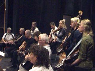Tensta Spelmanslag spelar på Uplands folkmusikförbunds 60-årsjubileum