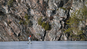 På isen nedanför fornborgen vid Stensjön (från vandring Nyfors-Sandemar 2012-03-03)