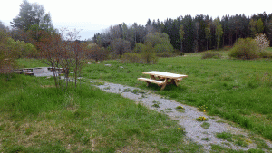 Kort påtår vid vackert nytillverkat bord, i närheten av Rösjön