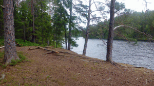 Sjön Akaren där man når den när man går från Mölnbo