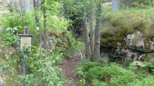 Ett av flera gruvhål längs Sörmlandsleden mot Järna