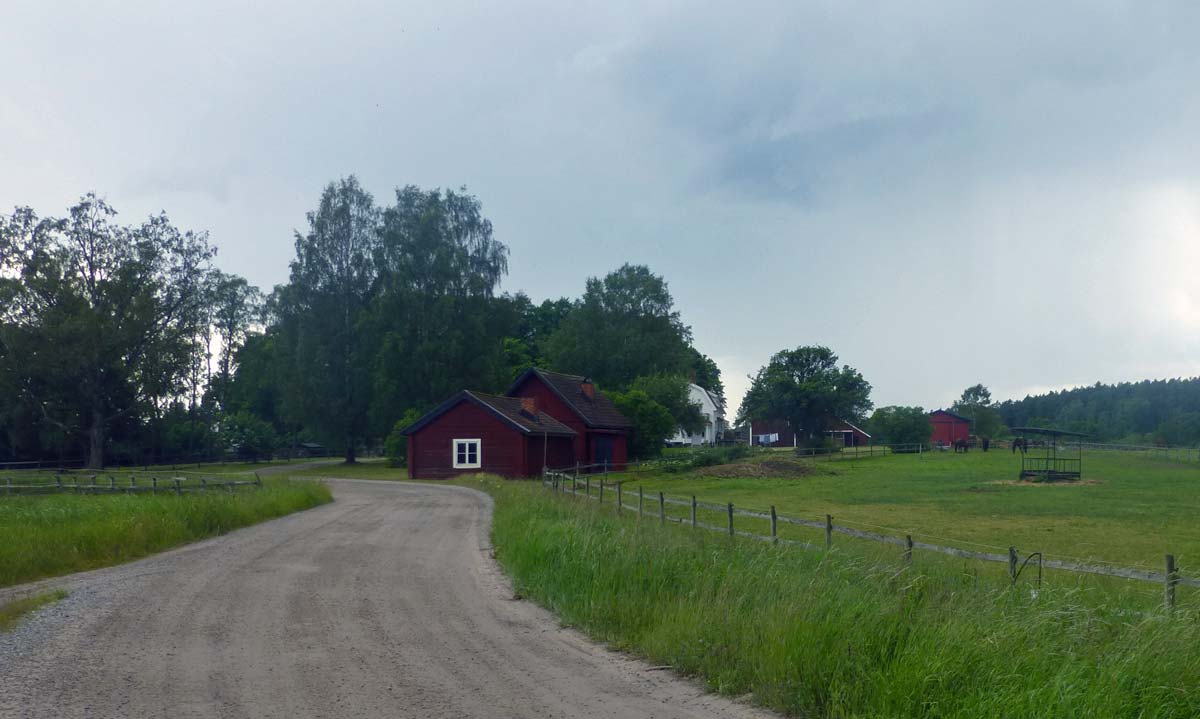 Gården vid Sandemar. En kort bit till vänster går Dalarövägen, där det finns en busshållplats