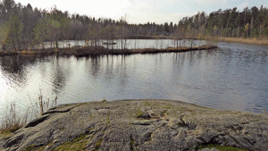 Den lilla sjön före Höjden sedd från en klippa man passerar. Detta är också en fin fikaplats