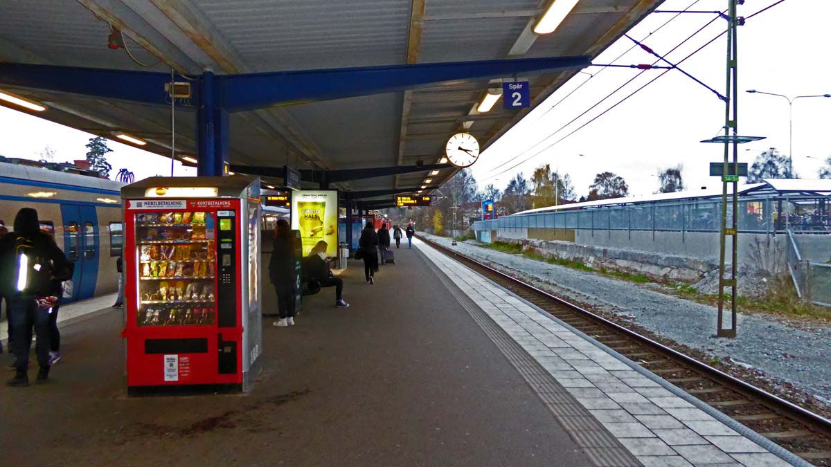 Framme vid Östertälje pendeltågsstation (Från vandring Vårsta - Östertälje 2014-11-05 18 km)