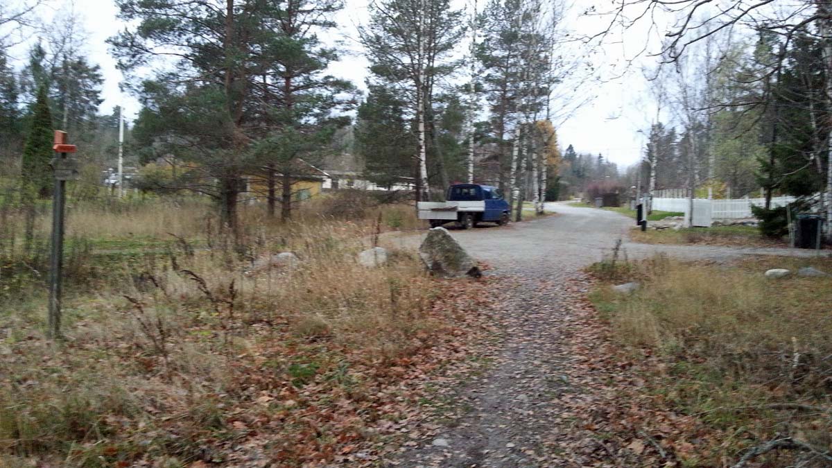 Väster om Korsmosjön når man villabebyggelse och så småningom vägen mot Stavsnäs