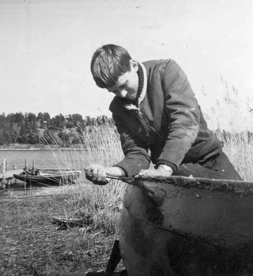 Ungdomsbild på mig i Hemviken på Tynningö. Båten är en A-jolle. Slutet för den var då vi tappade rodret på Svartlögafjärden. Efter hemsegling med en fastknuten paddel som roder, försökte jag bygga nytt roder av trä, men det höll inte.