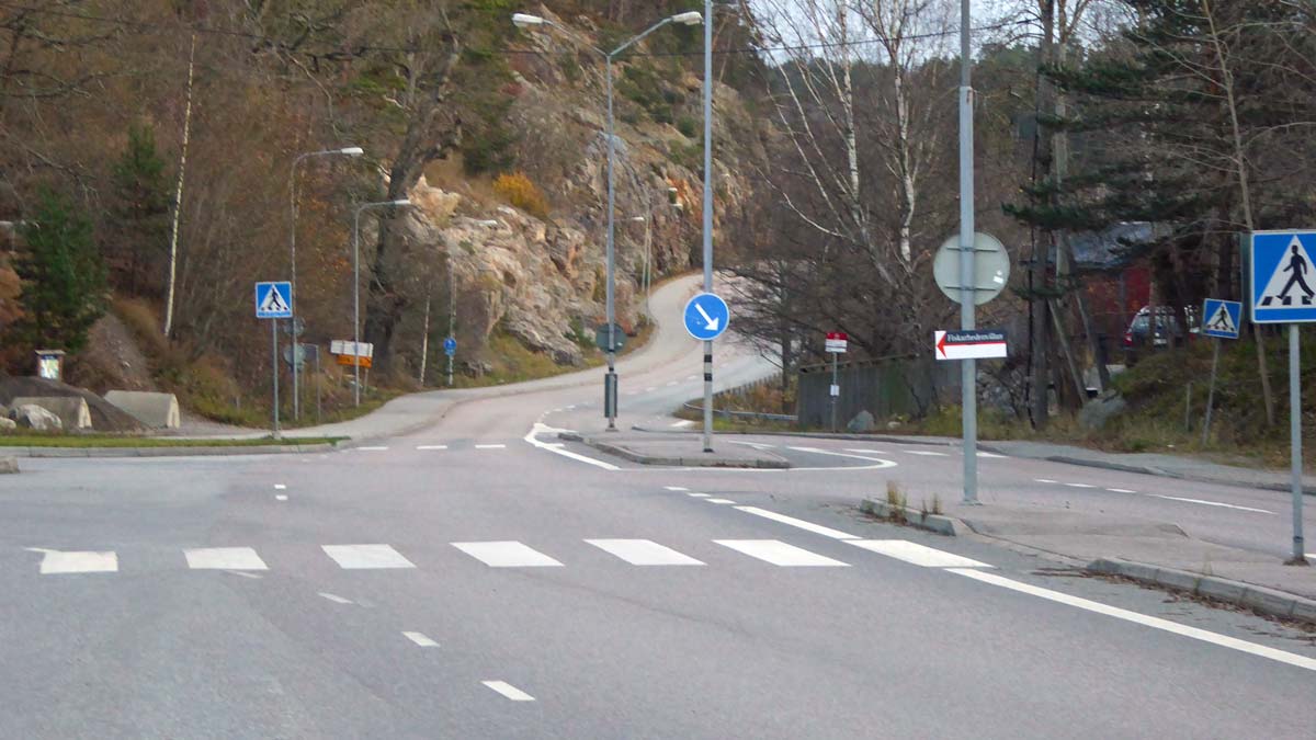 Gamla Värmödöleden vid Eriksvik. Förr var den tungt trafikerad. Den dolda korsningen i svackan längst bort i bild, åt höger, lär ha varit mycket olycksbelastad förr.