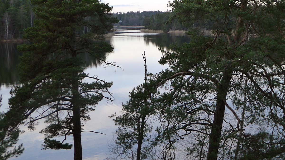 Sjön vid Eriksvik, som finns i bild från andra hållet på vandringen från Orminge och hit