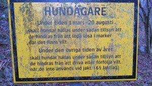 Här och där finns tydliga regler för hundägare anslagna (Från vandring Lidingövallen - Elfsvik 2014-12-17 19 km)