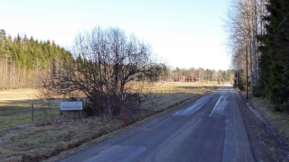 Det är någon kilometer att gå från Sörmlandsleden till pendeltågsstationen, längs denna lilla och glest trafikerade väg