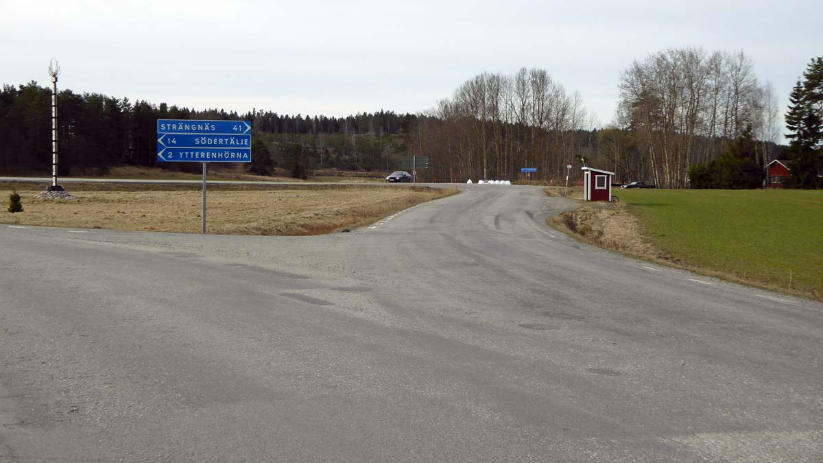 Vägen till höger leder mot vandringsleden vid Acksjöarna