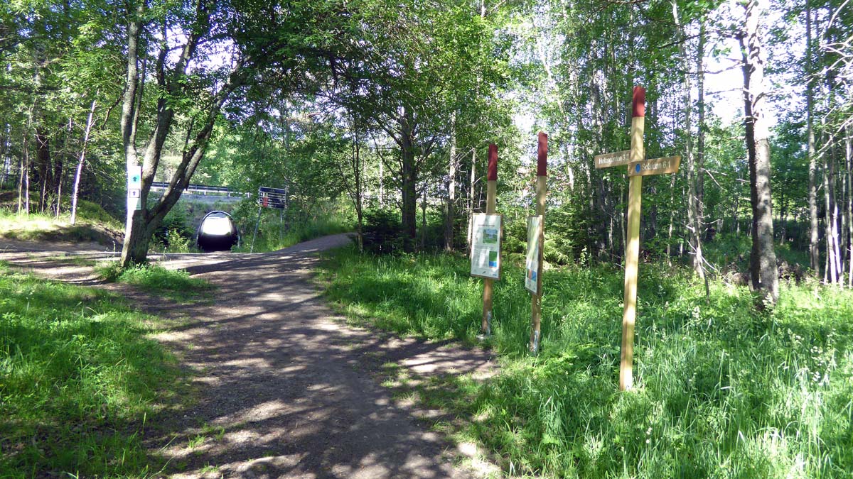 Från hållplatsen Tenntorp når man strax parkeringen vid Äventyrsbanan, där även milspåret från Hellasgården går i kulvert under vägen mot Älta (Från vandring Tenntorp-Fisksätra 2015-07-01 12 km)