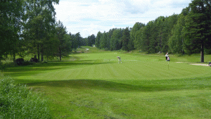 Norr om Lundsjön ligger en golfbana, som kan passeras med försiktighet