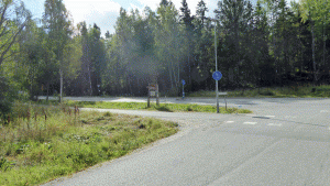 Värmdöleden når vägen mot Stavsnäs, och löper där en bit på cykelbanan