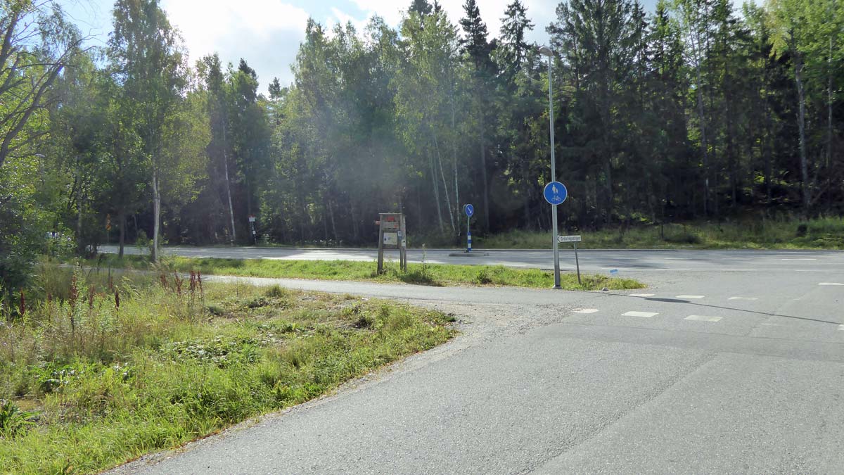 Värmdöleden når vägen mot Stavsnäs, och löper där en bit på cykelbanan  (Ålstäket - Saltarö 2015-09-03 17 km)