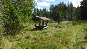Sittplats med tak vid Värmdöleden nära Vargstenarna