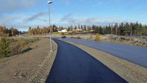 Bred nyasfalterad väg och cykelväg i ödsligt område