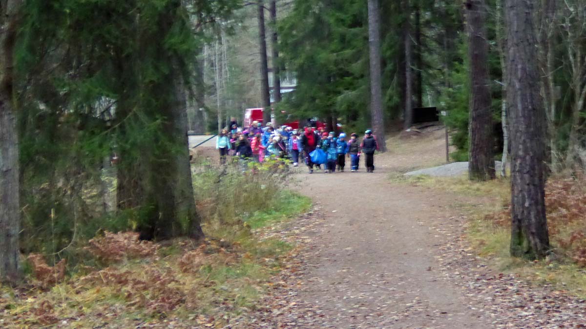 Starten vid Äventyrsbanan vid Tenntorp. En barngrupp följer i mina spår (Från vandring Tenntorp-Tyresta 2015-11-04 21 km)