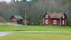 Övre husen vid Alby friluftsgård. Huvudbyggnaden och raststugan ligger till vänster utanför bild