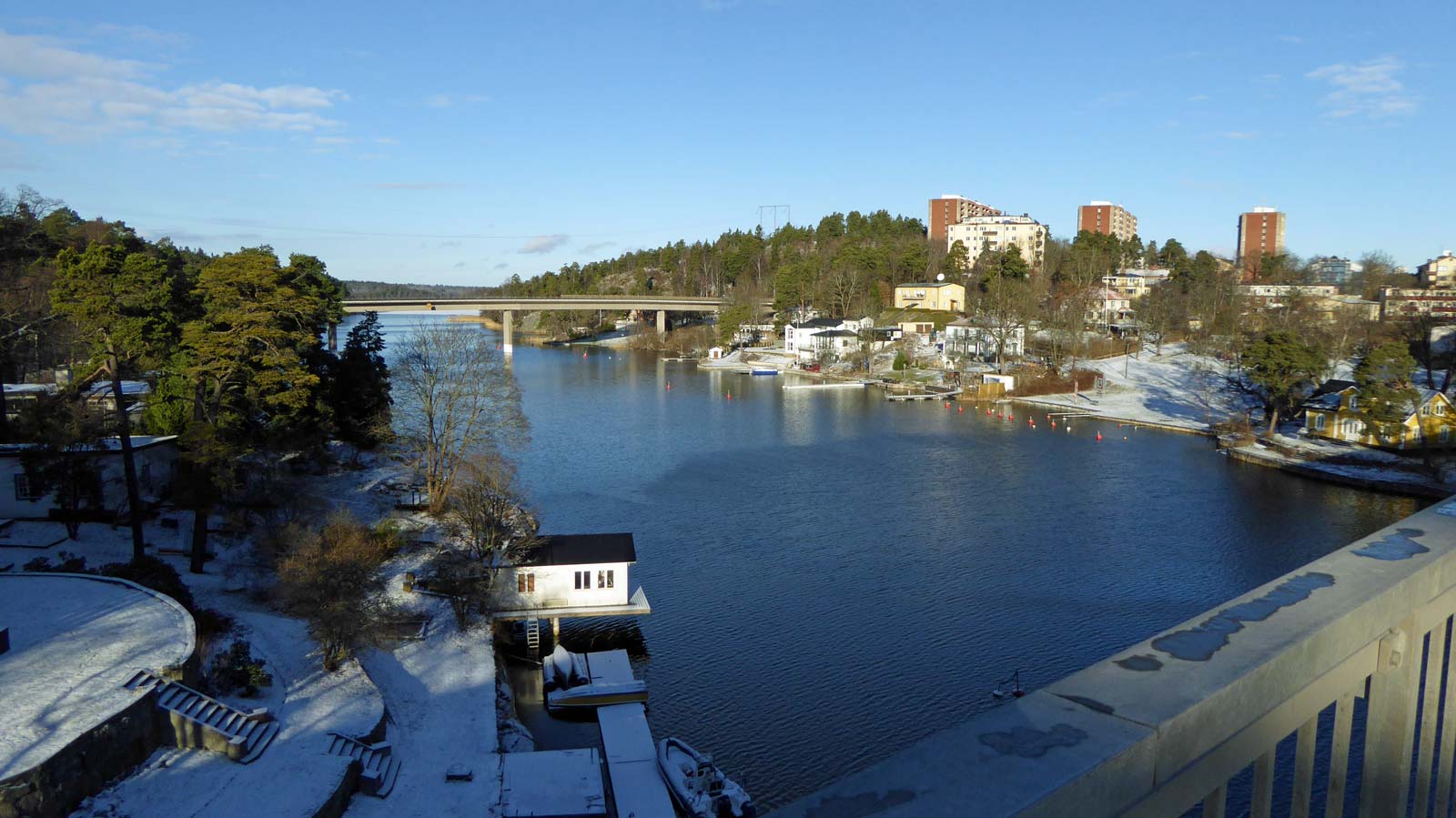 Passage av Edsvikens utlopp via Stocksundsbron. Isen i utloppet har försvunnit, men längre bort är isen ännu bärig