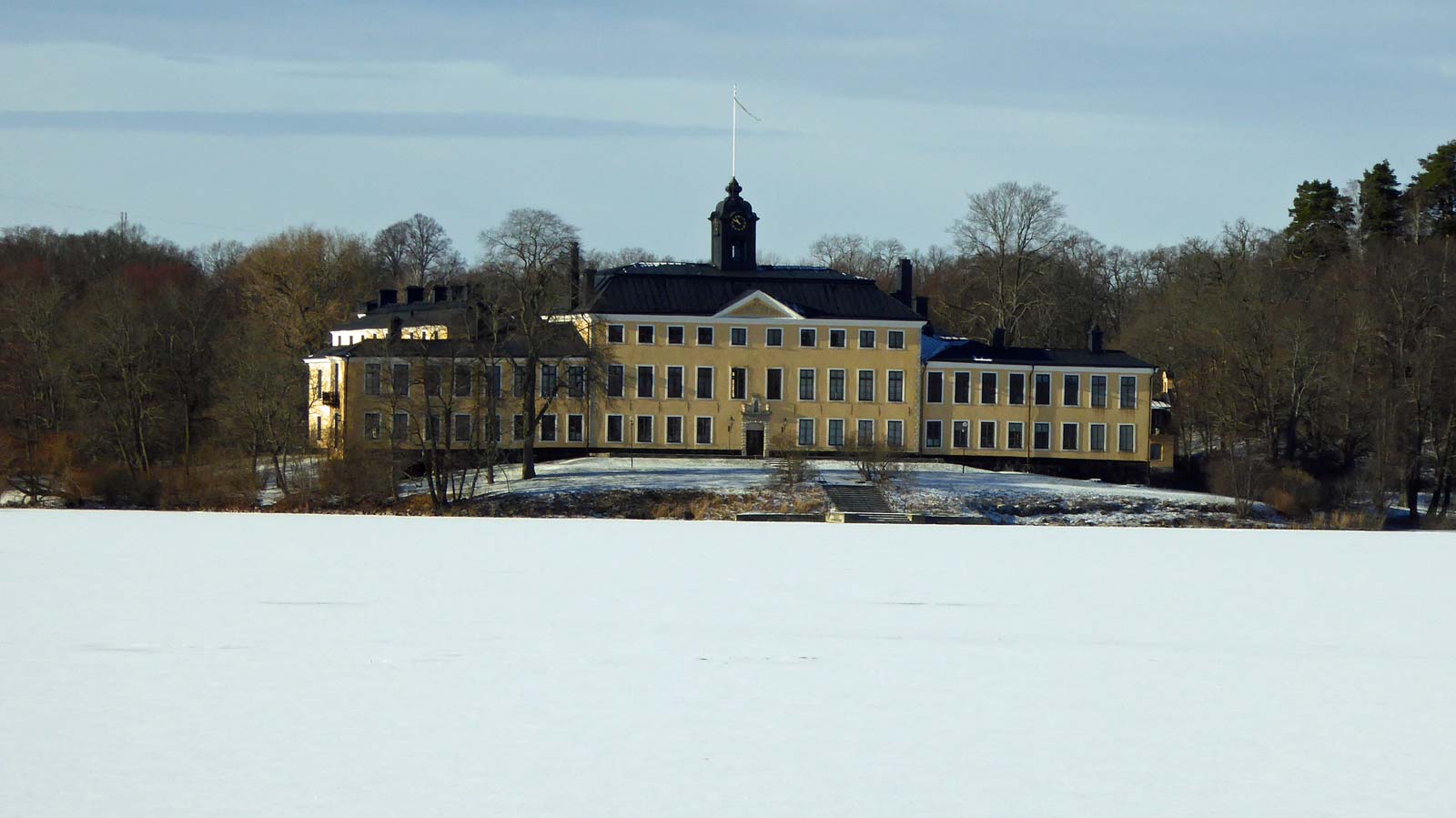 På andra sidan Edsviken ligger Ulriksdals slott. Det finns strandpromenad längs viken även på andra sidan, som norr om slottet.