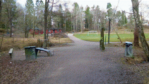 Platsen där man kommer ut från Älvsjöskogen. Bortanför promenadvägen når man bebyggelse, varifrån återstår en kilometers vägvandring.