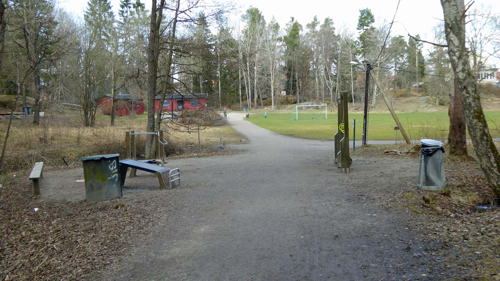 Platsen där man kommer ut från Älvsjöskogen. Bortanför promenadvägen når man bebyggelse, varifrån återstår en kilometers vägvandring.