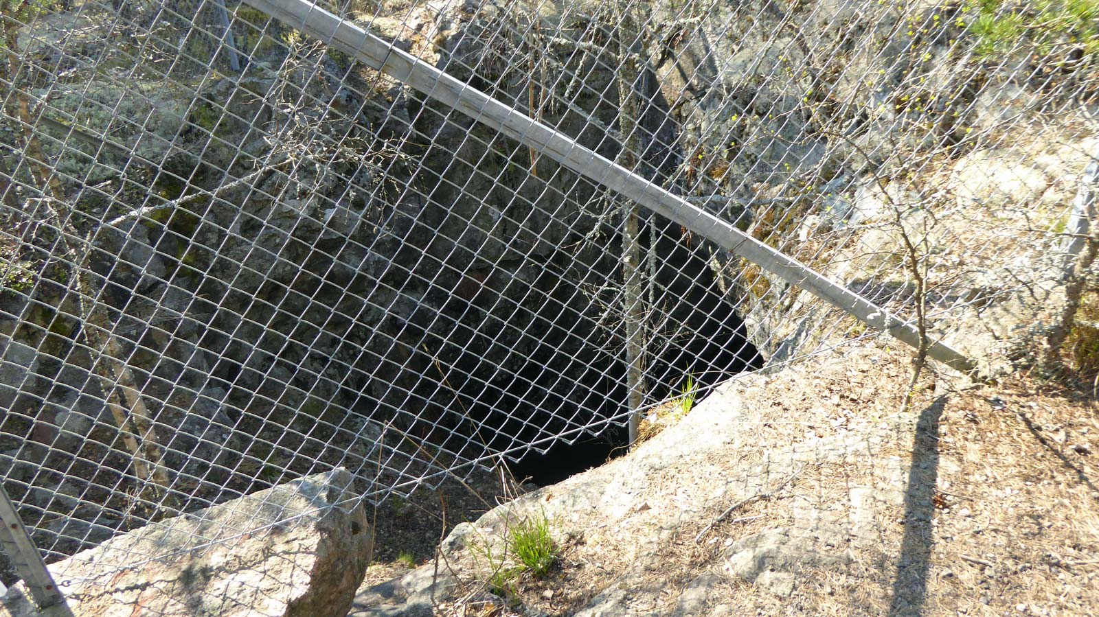 Gruvhål vid tunnelgruvan nära Järna