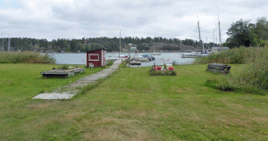 Hemviken med Östra Tynningö båtklubb. Alla är välkomna att använda området och bryggan för bad och fiske