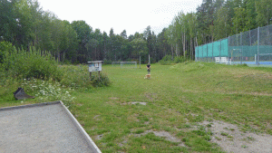 Idrottsplatsen på Tynningö - vandringleden går åt höger ungefär mitt på fotbollsplanen