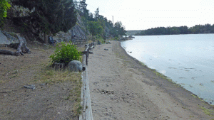 Soluddsbadet. Även vid måttligt högvatten når havet upp till stenarna på mitten av stranden.