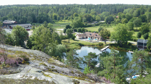 Vy mot Velamsunds gård från berget ovanför